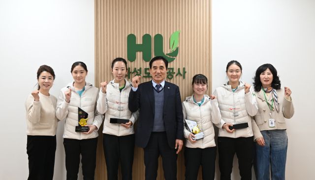 한병홍 화성도시공사 사장(가운데)과 공사 탁구단 선수들이 기념촬영을 하고 있다. 화성도시공사 제공