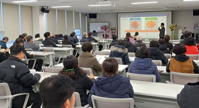 16일 K-플라워시티(고양)에서 경기도농업기술원이 개최한 ‘2025년도 선인장연구회 연말총회’가 진행되고 있다. 경기도농업기술원 제공