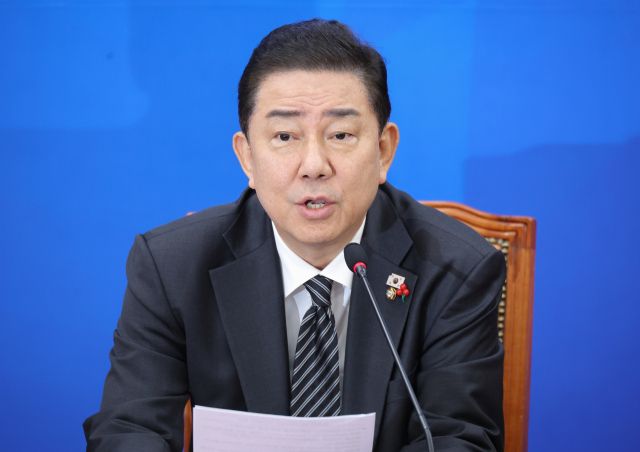 더불어민주당 김병기 원내대표가 16일 서울 여의도 국회에서 열린 원내대책회의에서 발언하고 있다. 연합뉴스