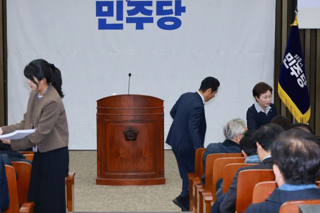 더불어민주당 정청래 대표가 16일 국회에서 열린 의원총회에 참석하고 있다. 연합뉴스