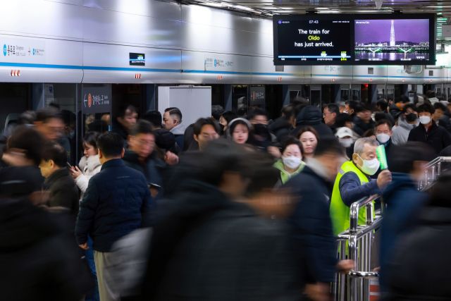 서울 지하철 출근길. 연합뉴스