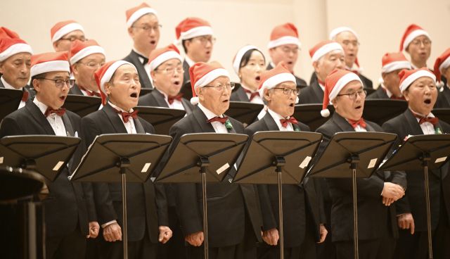 창단 제26주년 맞은 수원장로합창단이 16일 오후 수원특례시 청소년문화센터 온누리아트홀에서 제15회 정기연주회를 열고 합창을 하고 있다.조주현기자