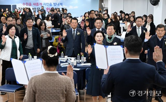 16일 수원특례시 장안구청에서 열린 '2025년 바르게살기운동 수원특례시회원대회'에서 김영선 경기도회장, 유재명 수원시 회장, 유유순 여성회장 등 참석자들이 결의문 낭독을 하고 있다. 김시범기자