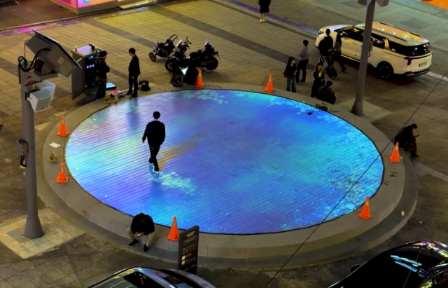 구월동 로데오광장에 위치한 반응형 미디어아트. 인천 남동구청 제공