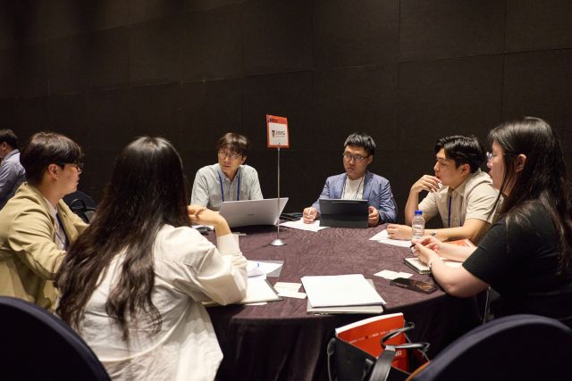 화성특례시청 회의실에서 열린 ‘커넥트 데이’에서 참여 기업 및 대학 관계자들이 기술이전 상담을 하고 있다. 화성특례시 제공