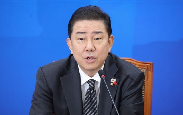 더불어민주당 김병기 원내대표가 16일 서울 여의도 국회에서 열린 원내대책회의에서 발언하고 있다. 연합뉴스