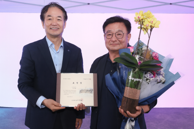 올해 10월11일 열린 고양특례시민의날 기념식에서 모범시민상을 수상한 노성호 고양휴메디병원 행정원장(오른쪽)이 이동환 고양특례시장과 함께 기념촬영을 하고 있다. 본인 제공