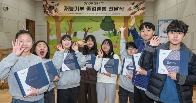 졸업생 9명, 그래도 앨범은 받았으면 [포토뉴스]