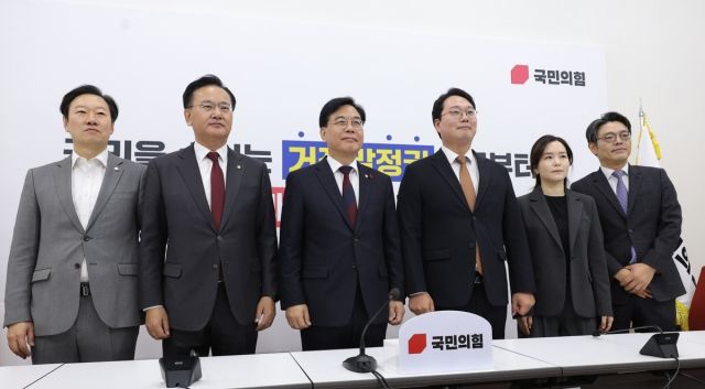 국민의힘 송언석 원내대표(왼쪽 세 번째)와 개혁신당 천하람 원내대표(왼쪽 네 번째)가 17일 국회에서 '통일교 게이트' 특별검사 추진을 위해 만나 기념 촬영하고 있다. 연합뉴스