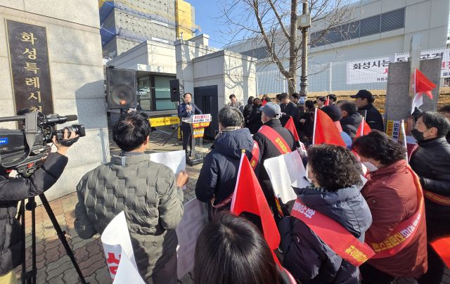 17일 오후 화성특례시청 앞에서 열린 ‘동탄2 물류센터 건립 반대 집회’에서 이권재 오산시장이 건립계획 전면 재검토 촉구하고 있다. 이권재 오산시장 페이스북 캡처