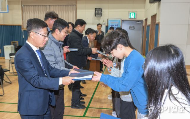 졸업생 9명, 그래도 앨범은 받았으면 [포토뉴스]