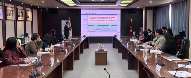 17일 인천 남동구 인천상공회의소에서 열린 ‘2025년 ESG·위험성평가 컨설팅 성과보고회 및 간담회’에서 참석자들이 성과보고를 듣고 있다. 인천상의 제공