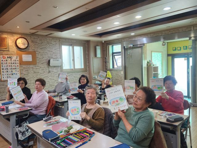 천성마을 학습곤에서 공부하는 어르신 8명의 모습. 서정대 제공