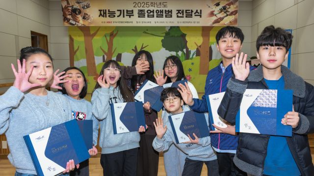 졸업생 9명, 그래도 앨범은 받았으면 [포토뉴스]