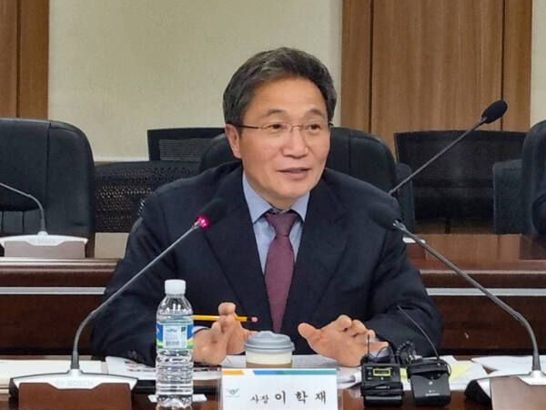 이학재 인천국제공항공사 사장이 지난 16일 인천국제공항공사 회의실에서 열린 기자간담회에서 발언하고 있다. 인천국제공항공사 제공