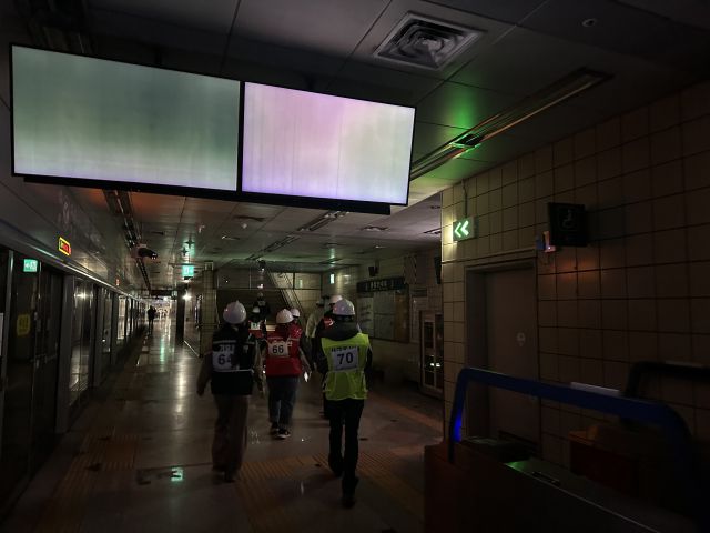 17일 자정부터 오전 3시까지 인천시, 인천교통공사, 계산119안전센터 등이 경인교대입구역에서 모의소방훈련을 하고 있다. 인천시 제공