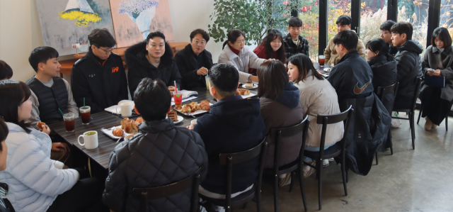 포천소방서 직원들이 조직문화 개선과 내부 소통 구조 점검을 주제로 의견을 나누고 있다. 포천소방서제공