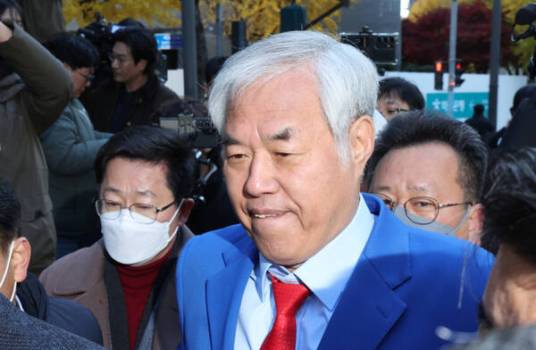 서울서부지법 폭력 난동 사태의 배후로 지목된 전광훈 사랑제일교회 목사가 11월18일 피의자 신분으로 서울경찰청에 출석하고 있다. 연합뉴스