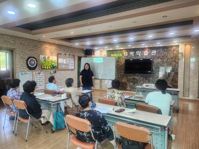 천성마을 학습곤에서 공부하는 어르신들. 서정대 제공