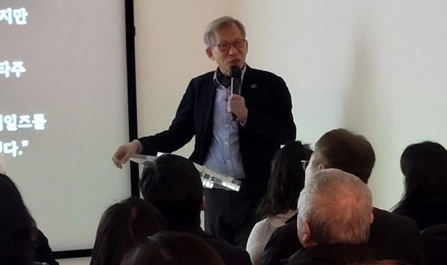 유홍준 국립중앙박물관장이 16일(현지시간) 워싱턴 DC의 한국문화원에서 강연하고 있다. 연합뉴스