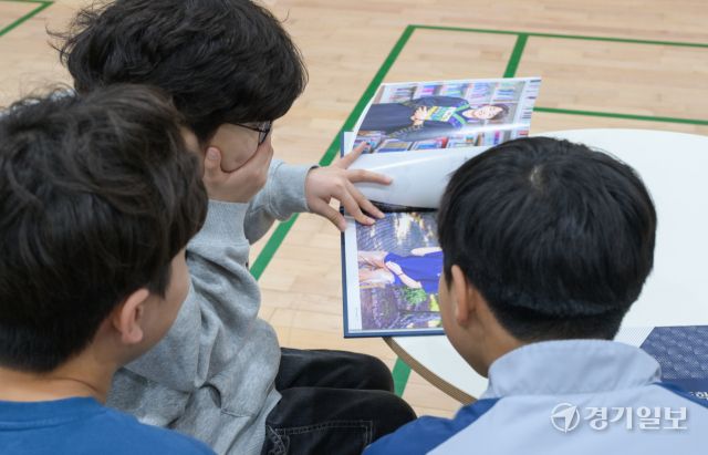 졸업생 9명, 그래도 앨범은 받았으면 [포토뉴스]