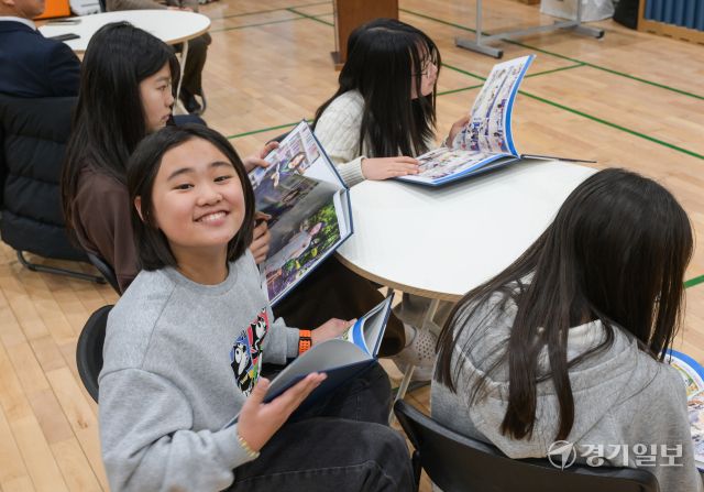 졸업생 9명, 그래도 앨범은 받았으면 [포토뉴스]