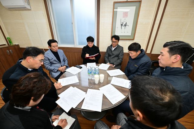 백영현 시장이 신북면에 위치한 동원파이프를 방문해 기업 운영 현황을 살피고 경영 애로사항을 청취하고 있다. 포천시제공