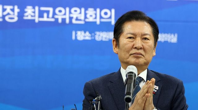 더불어민주당 정청래 대표가 17일 강원 춘천시 더불어민주당 강원특별자치도당에서 열린 현장 최고위원회의에 참석해 손뼉 치고 있다. 연합뉴스