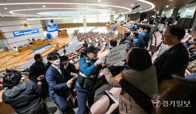 18일 오전 경기도의회 본회의장에서 진행된 제387회 정례회 제4차 본회의에서 경기도 민주노총 소속노조원들과 시민단체 회원들이 양우식 도의원을 규탄하는 발언을 하고 있다. 윤원규기자