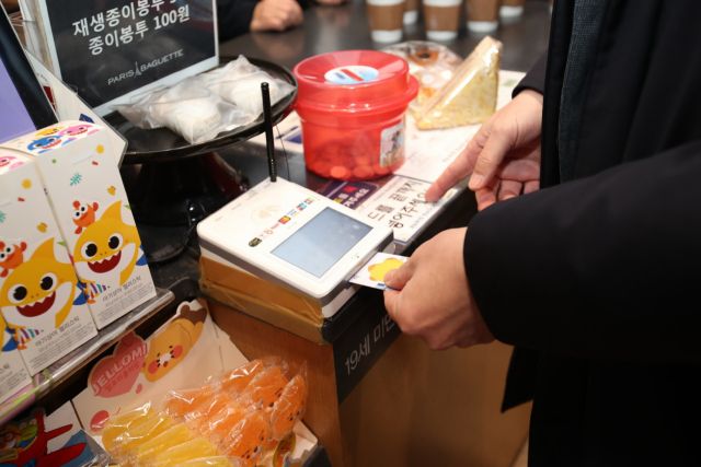 화성특례시민이 상점에서 희망화성지역화폐로 결제하고 있다. 화성특례시 제공