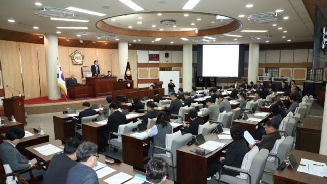 16일 열린 제300회 고양시의회 임시회 제1차 본회의에서 김운남 의장이 개회를 선언하고 있다. 고양특례시의회 제공