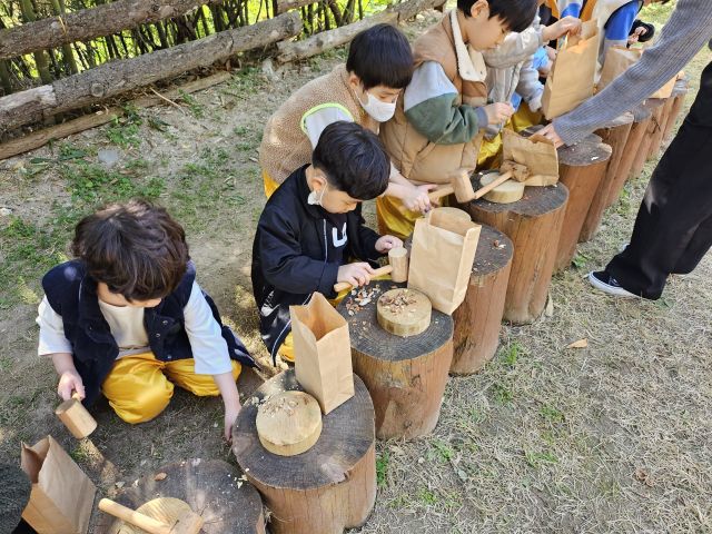 인천 연수구 어린이들이 목재 체험 프로그램에 참여하고 있다. 연수구 제공