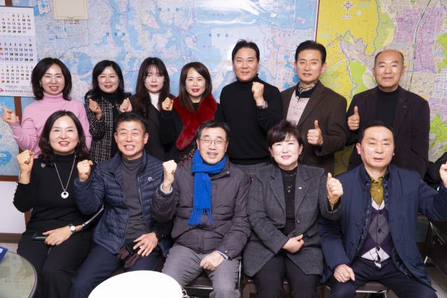 지난 17일 오후 최원용 더불어평택미래연구소 대표가 평택시 신장동 소재 공인중개사무소에서 열린 타운홀 미팅에서 지역 내 공인중개사들의 애로사항 등을 청취한 뒤 기념 촬영을 하고 있다. 더불어평택미래연구소 제공