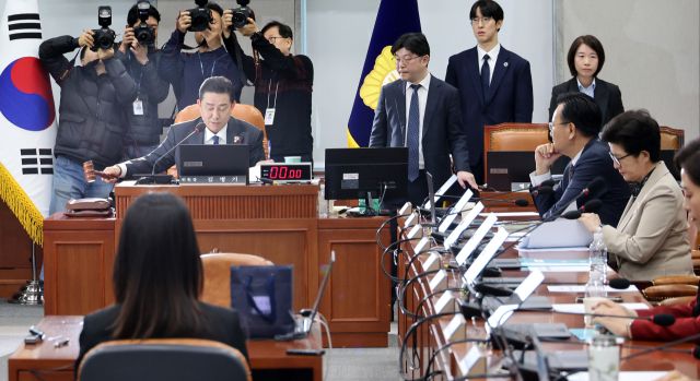 김병기 위원장이 18일 국회에서 열린 운영위원회 전체회의에서 정치개혁 특별위원회 구성결의안(위원장)을 의결하며 의사봉을 두드리고 있다. 연합뉴스