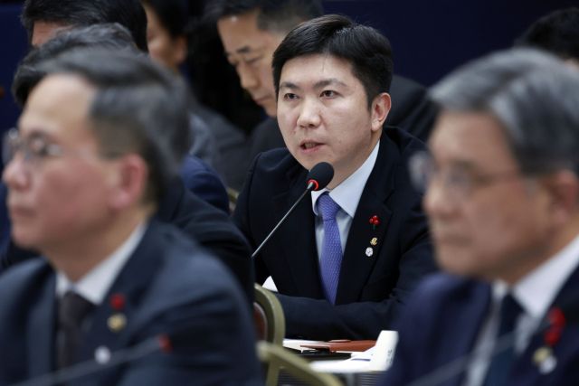 유승민 대한체육회장이 지난 16일 정부세종컨벤션센터에서 열린 부처 업무보고에서 이재명 대통령 질문에 답변하고 있다. 연합뉴스
