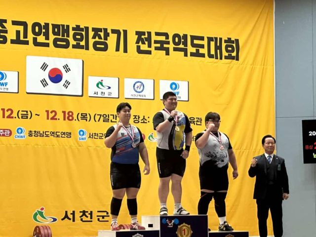 경기체고의 이동훈(왼쪽에서 두 번째)이 ‘2025 한국중고연맹회장기 전국역도대회’ 109㎏ 이상급에서 인상·용상·합계서 금메달을 획득해 3관왕에 등극했다. 경기체고 제공