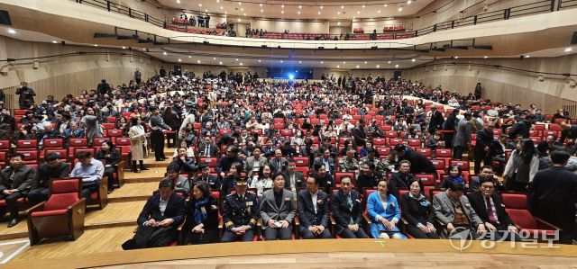18일 오후 평택시 고덕동 함박산 중앙공원 일원에서 열린 ‘평택아트센터 준공식’ 기념 공연에서 정장선 시장이 참석자들과 공연을 보고 관람하고 있다. 윤동현기자