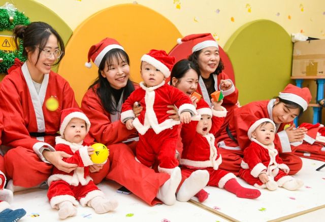 성탄절을 일주일 앞둔 18일 광주시 능평도서관에서 열린 '산타와 함께하는 첫 만남, 책! 행복한 우리 아기를 위한 시간' 행사에서 산타 복장의 엄마와 아기들이 체험형 놀이 활동을 하고 있다. 이번 행사는 한토이어린이서점 주관으로 진행했다. 김시범기자