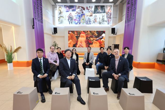 (앞줄 왼쪽부터)조슈아 박 조지메이슨대 한국캠퍼스 대표, 이남식 재능대학교 총장, 그레고리 힐 유타대 아시아캠퍼스 대표가 글로벌 게임 인재 양성에 협력키로 한 뒤 기념촬영을 하고 있다. 재능대학교 제공