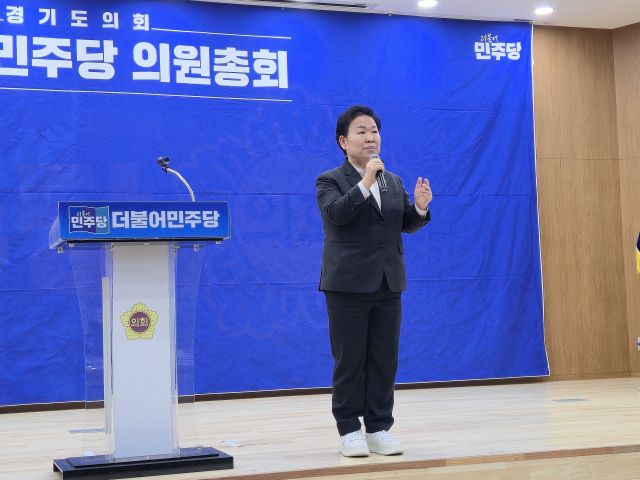 더불어민주당 최고위원 후보인 문정복 국회의원이 18일 경기도의회 더불어민주당 의원총회를 찾아 출마의 변을 밝히고 있다. 김경희기자