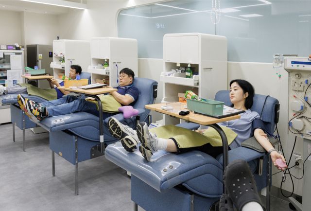 삼성디지털시티 헌혈의 집에서 삼성전자 임직원들이 헌혈하고 있다. 삼성 제공