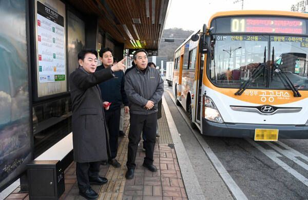 김동근 의정부시장이 직원들과 버스 서비스를 점검하고 있다. 의정부시 제공