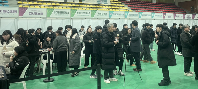 2025년 포천시 청소년 진로진학 전공박람회에서 대학생 멘토들이 학생들과 전공 상담과 진로 프로그램을 진행하고 있다. 포천시청소년재단 제공