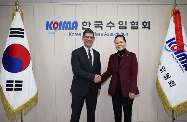 윤영미 한국수입협회 회장이 지난 17일 서울 서초구 한국수입협회에서 하젬 이스마일 이브라힘 자키 주한이집트대사를 만나 기념 촬영을 하고 있다. 한국수입협회 제공