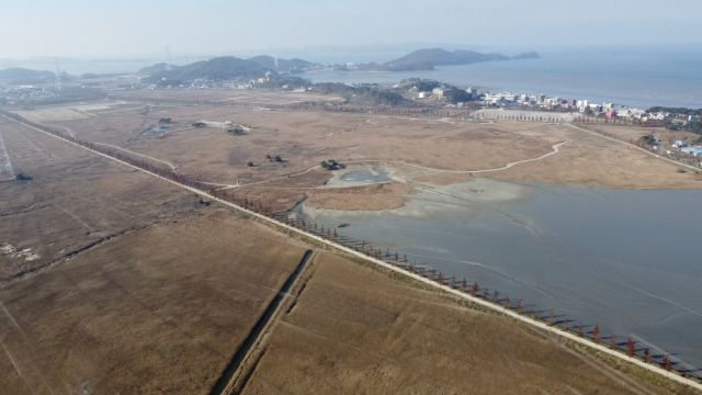안산시가 시의회에 제출한 ‘대송단지 간척지 활용 사업 기본구상 수립 용역비 2억원’이 통과 됨에 따라 대송단지 2천520ha에 대한 밑그림을 그릴 수 있게 됐다. 안산시 제공