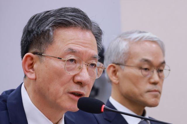 정성호 법무부 장관이 18일 국회법제사법위원회 전체회의에 참석해 국민의힘 나경원 의원 질의에 답하고 있다. 오른쪽은 천대엽 법원행정처장. 연합뉴스