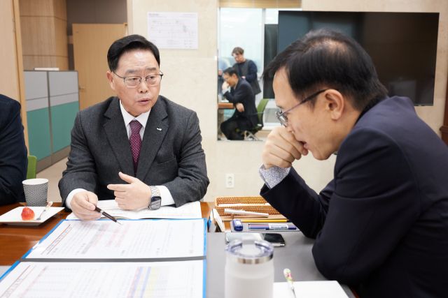 강수현 양주시장이 임태희 교육감에게 양주시 교육현안을 설명하고 있다. 양주시 제공