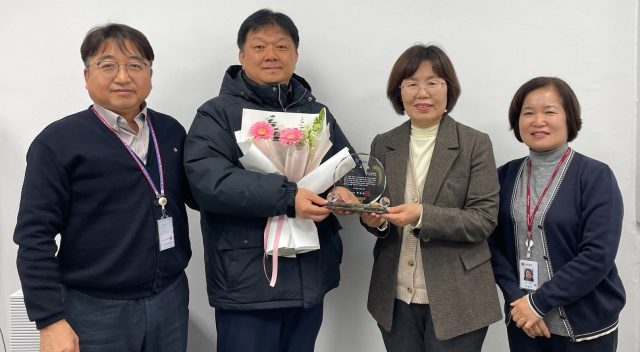 포천시 치매안심센터가 한국가스안전공사 경기북부지사에 지역사회 안전과 공공복지 증진에 기여한 공로로 감사패를 전달한 뒤 기념촬영을 하고 있다. 포천시 제공