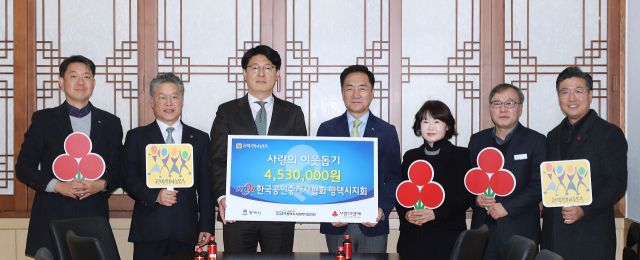 지난 17일 한국공인중개사협회 평택시지회가 평택시청 중회의실에서 지역 내 어려운 이웃을 돕기 위한 사랑의 이웃돕기 행사에서 정장선 시장(우측 네 번째)과 기념 촬영을 하고 있다. 평택시 제공