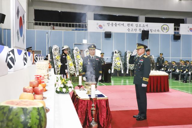 이일용 군단장이 17일 열린 2025년 6.25전사자 발굴 유해 합동 영결식에서 헌화 분향한 후 호국영령에 대한 경례를 하고 있다. 5군단 제공